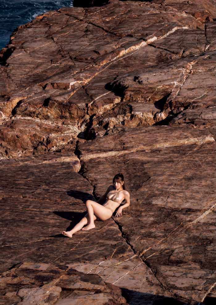 雪平莉左 グラマラス美女の水着グラビア画像！