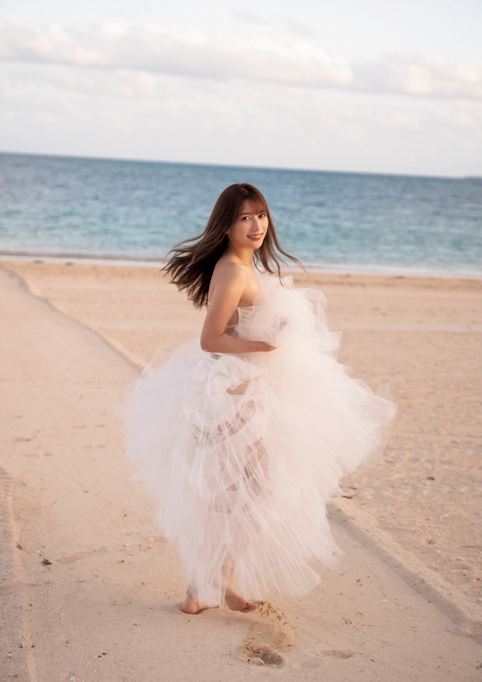 雪平莉左 グラマラス美女の水着グラビア画像！