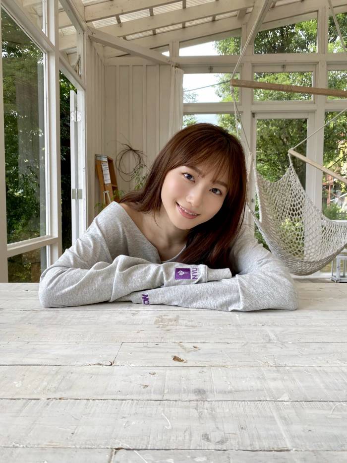 青山なぎさ 激かわな生脚＆タンクトップ画像！