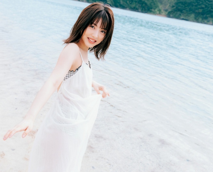 浜辺美波 鬼かわな水着＆浴衣グラビア画像！