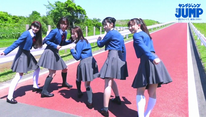 青山なぎさ 激かわな生脚＆タンクトップ画像！