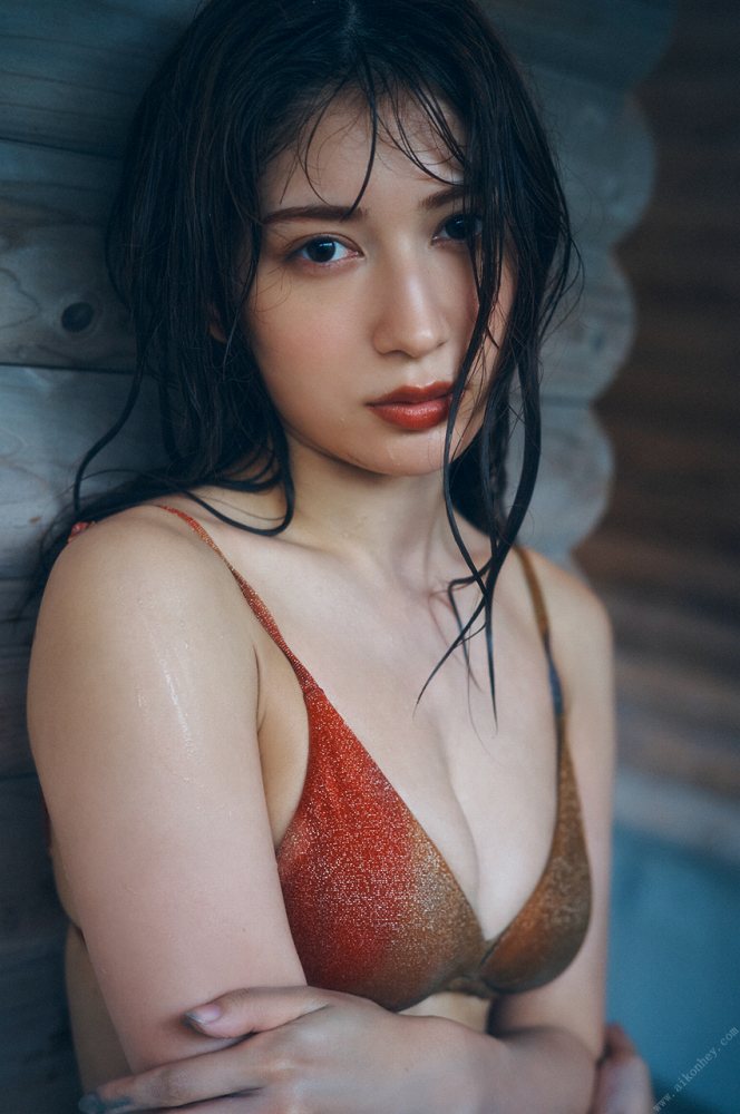 雪平莉左 グラマラス美女の水着グラビア画像！