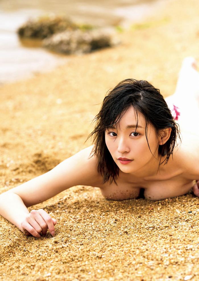浅川梨奈 もっこりおっぱい水着グラビア画像！