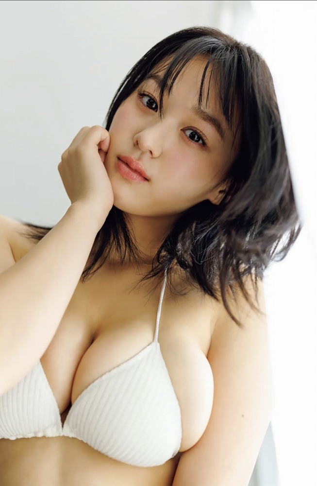 髙野真央 Gカップボインの水着グラビア画像！