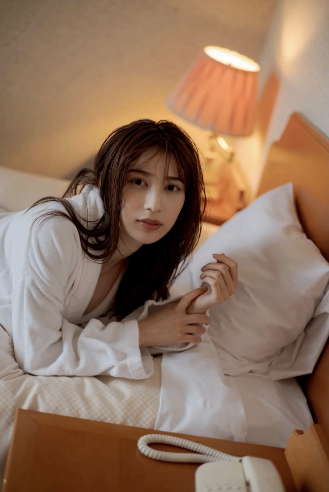 雪平莉左 グラマラス美女の水着グラビア画像！