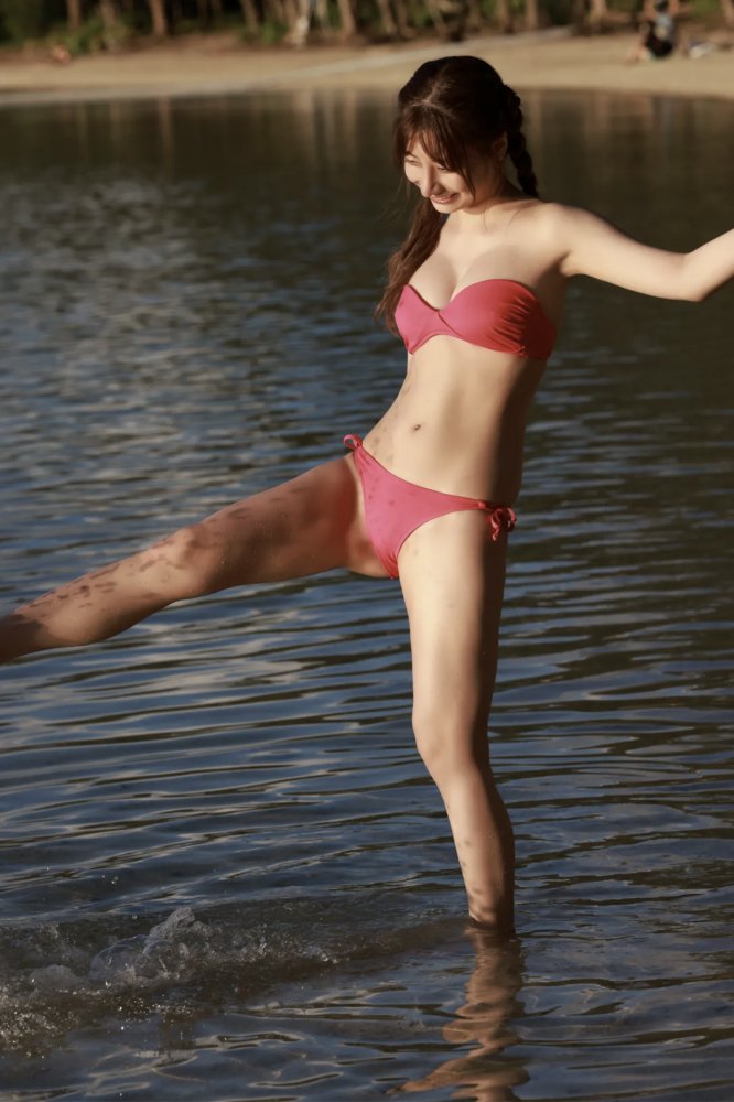 鈴木優香 ちょっと脱ぎすぎ水着グラビア画像！