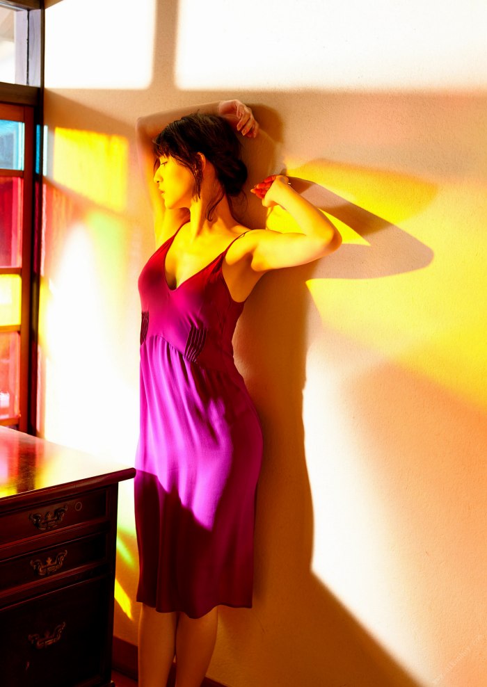 浅川梨奈 もっこりおっぱい水着グラビア画像！