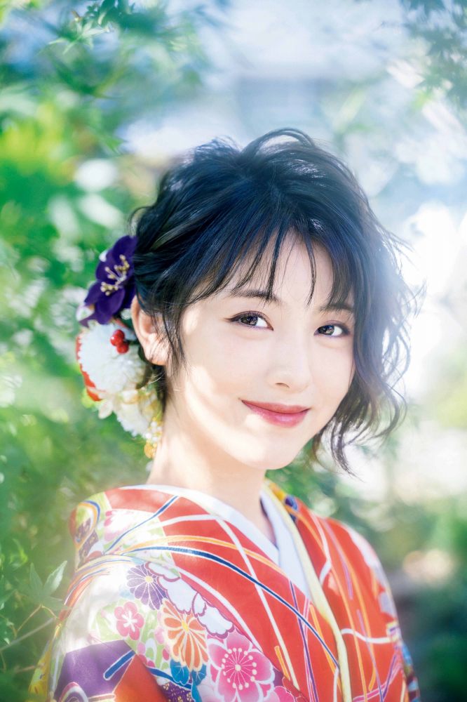 浜辺美波 鬼かわな水着＆浴衣グラビア画像！