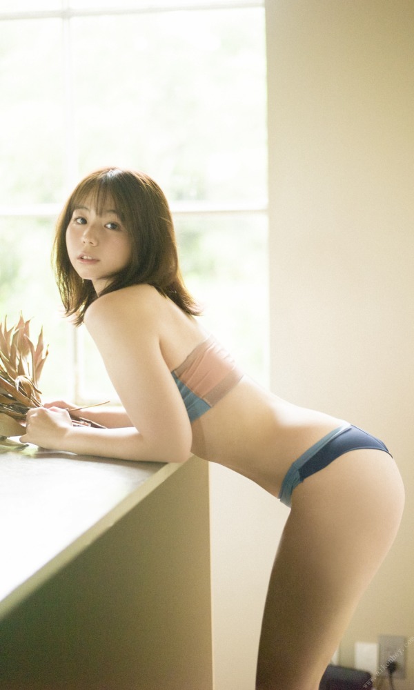 小池里奈 美尻でキュートな水着グラビア画像！