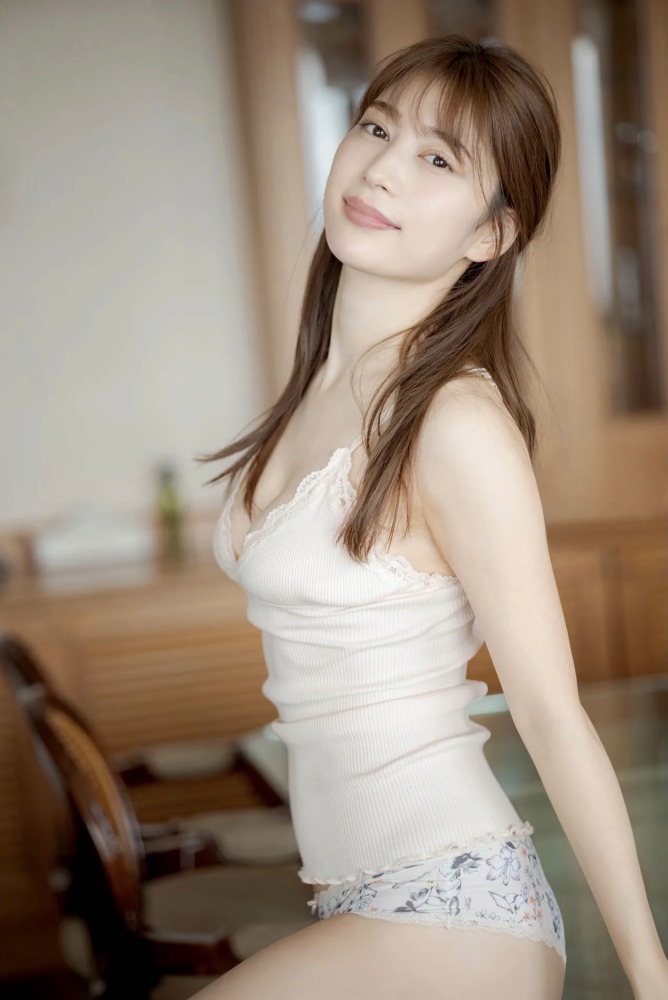 雪平莉左 グラマラス美女の水着グラビア画像！