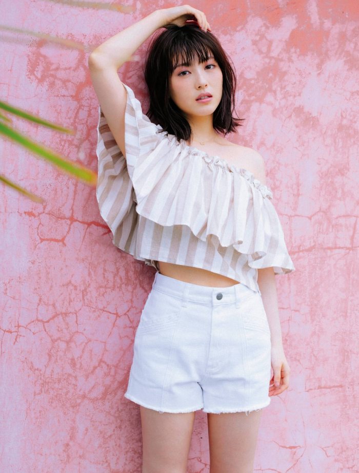 浜辺美波 鬼かわな水着＆浴衣グラビア画像！