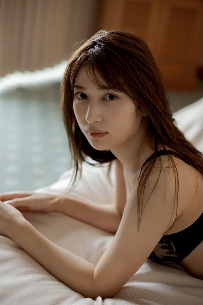 雪平莉左 グラマラス美女の水着グラビア画像！