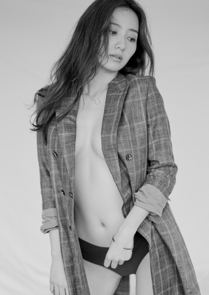 高田里穂 スタイル抜群な水着グラビア画像！