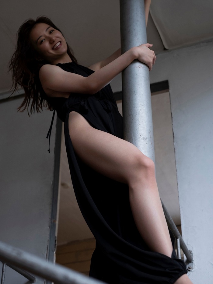 高田里穂 スタイル抜群な水着グラビア画像！