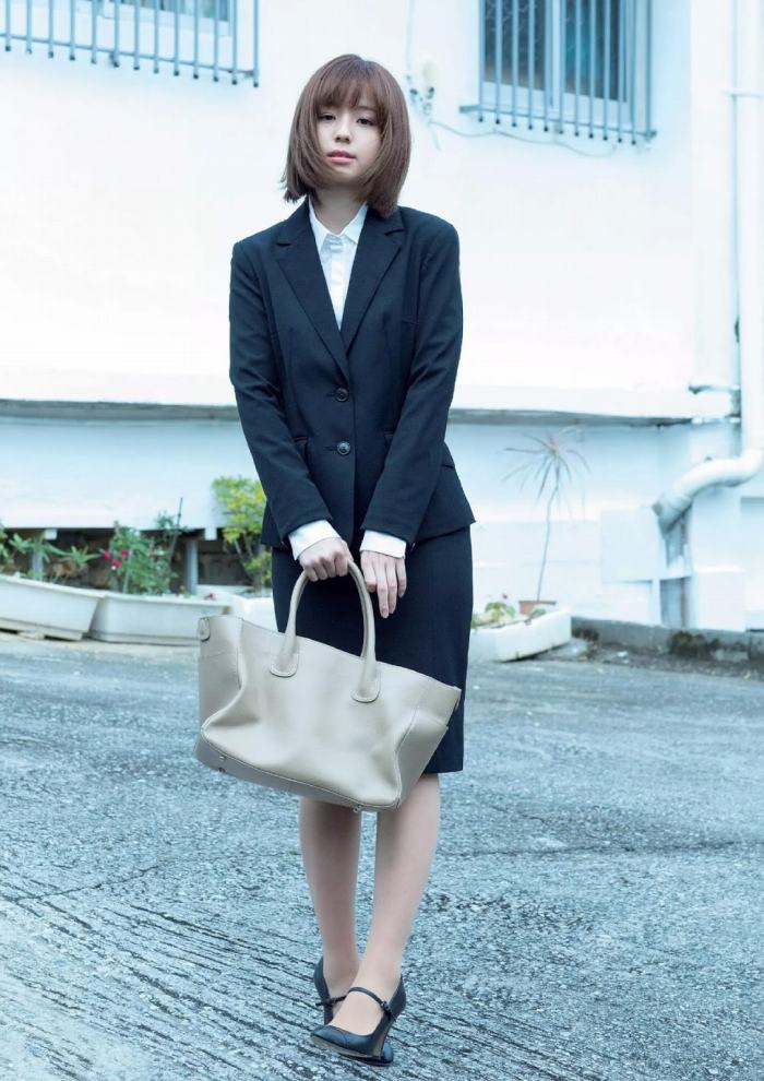 小池里奈 美尻でキュートな水着グラビア画像！