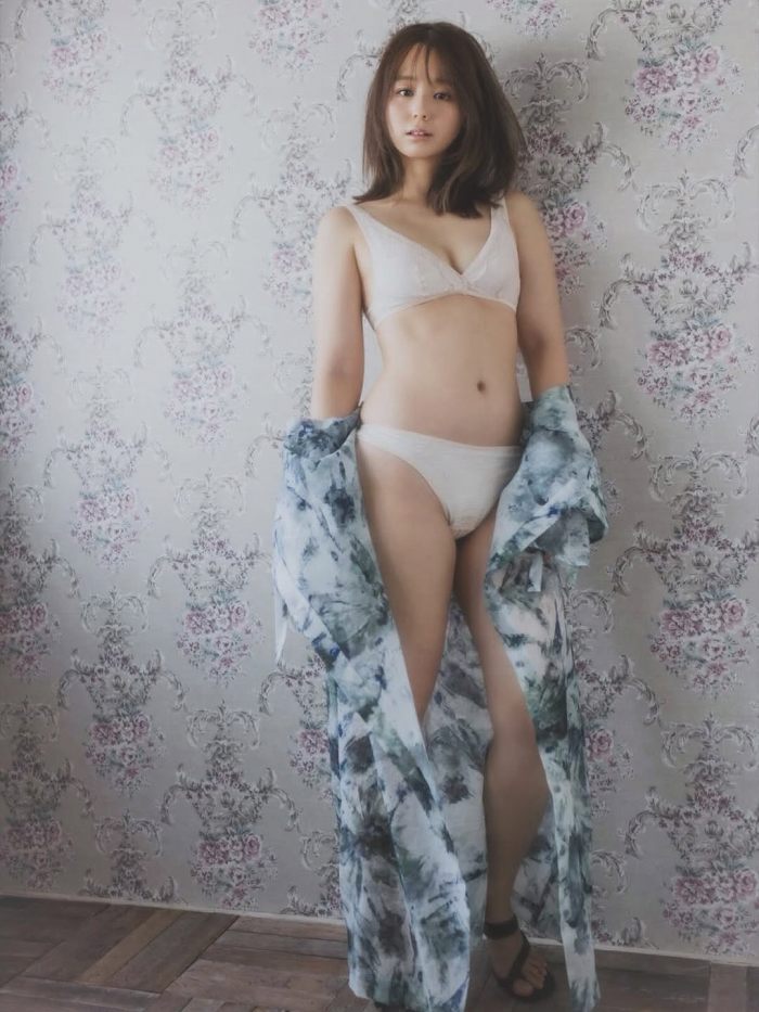 小池里奈 美尻でキュートな水着グラビア画像！