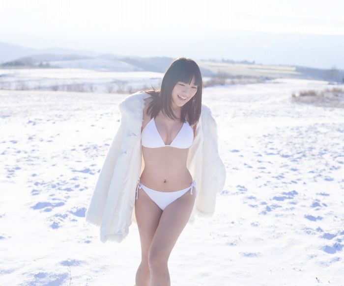 浅川梨奈 もっこりおっぱい水着グラビア画像！