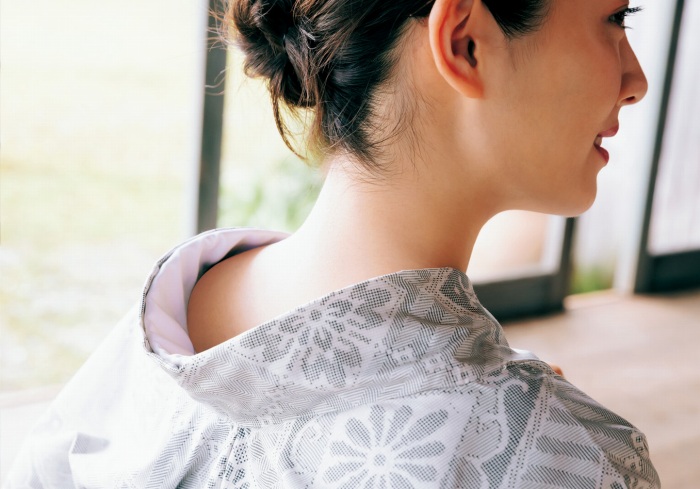 浜辺美波 鬼かわな水着＆浴衣グラビア画像！