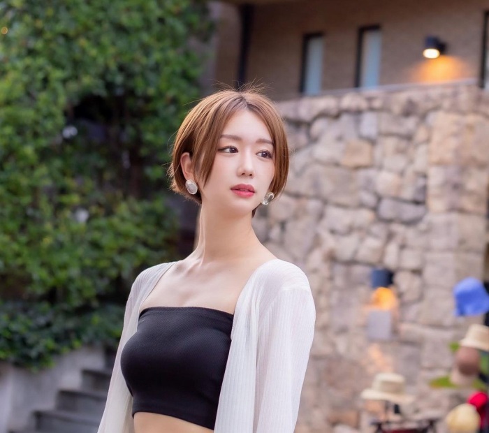 あらた唯 スタイル抜群の水着グラビア画像！