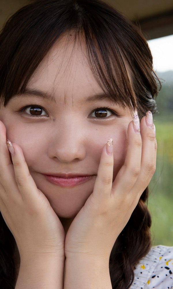 本郷柚巴 まぶしいボインの水着グラビア画像！