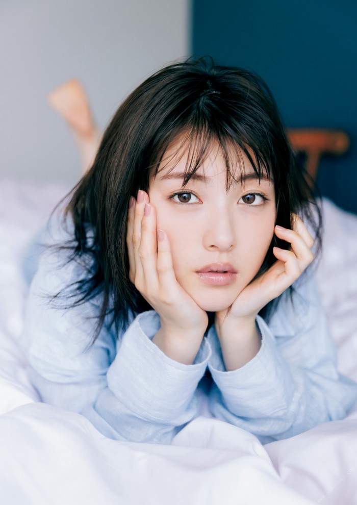 浜辺美波 鬼かわな水着＆浴衣グラビア画像！