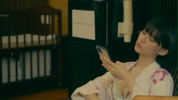 浅川梨奈 もっこりおっぱい水着グラビア画像！