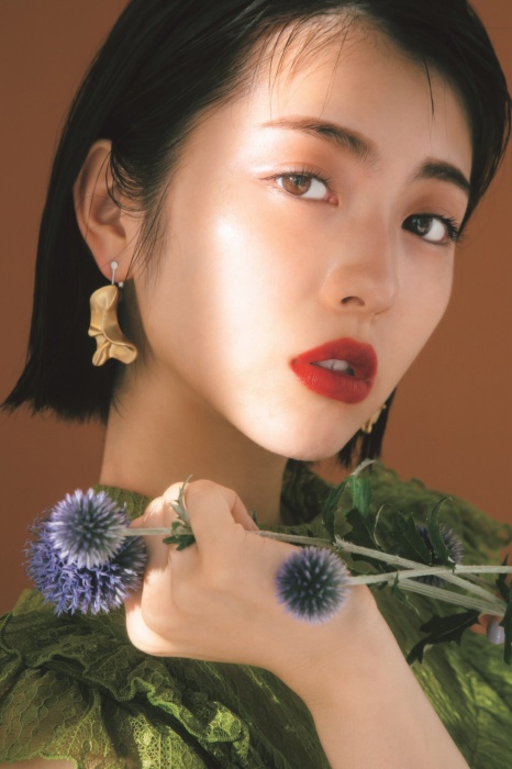 浜辺美波 鬼かわな水着＆浴衣グラビア画像！