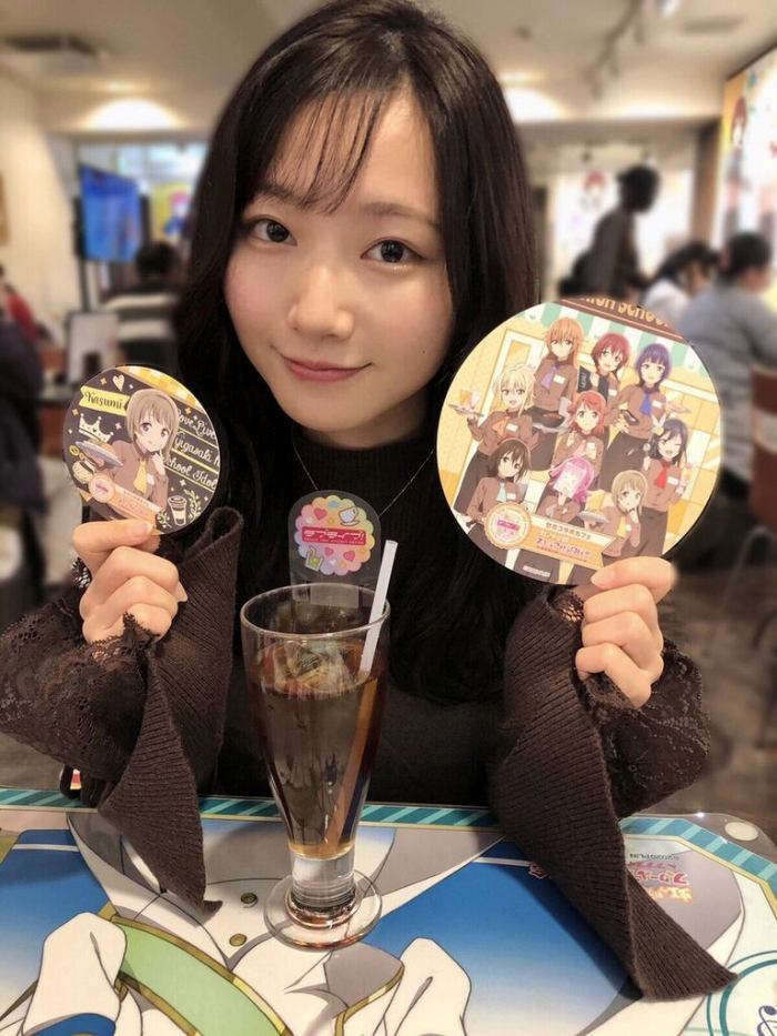 青山なぎさ 激かわな生脚＆タンクトップ画像！