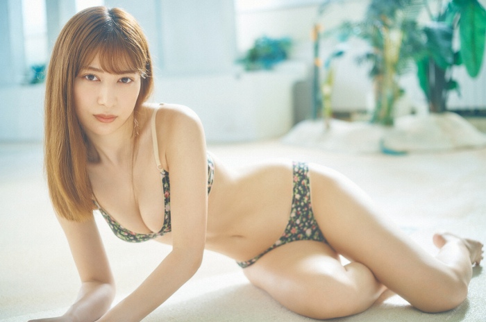 雪平莉左 グラマラス美女の水着グラビア画像！