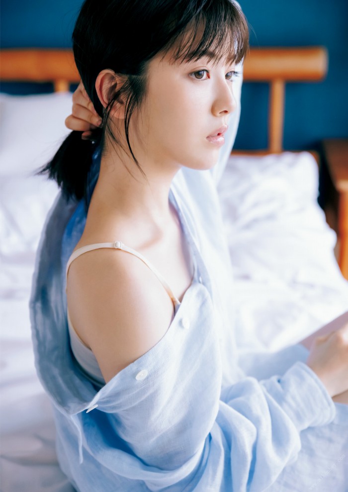 浜辺美波 鬼かわな水着＆浴衣グラビア画像！