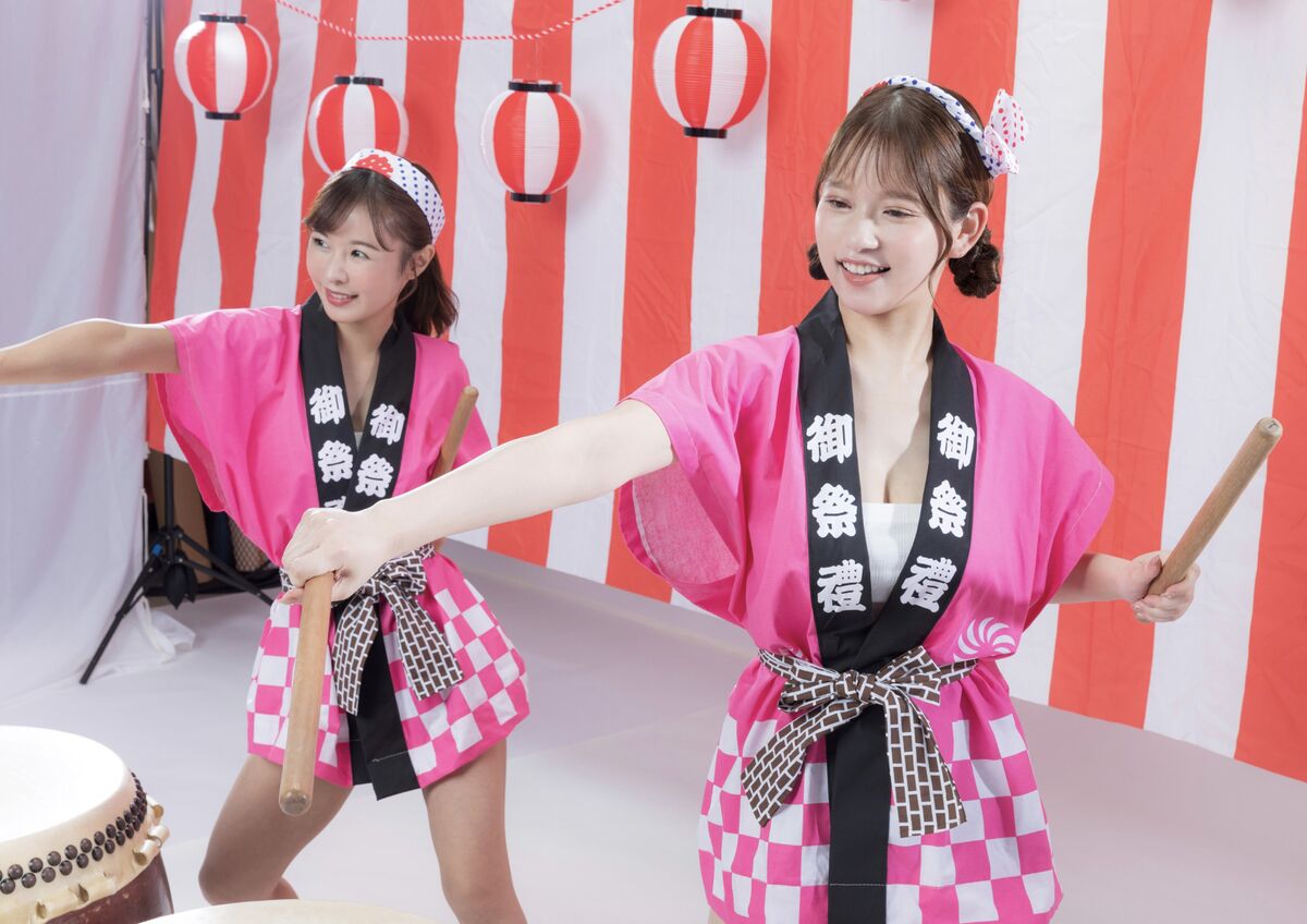 Rio Kuriyama 栗山莉緒 And Rena Momozono 桃園憐奈 - Post Digital Photo Naked Wild Drummer 全裸あばれ太鼓