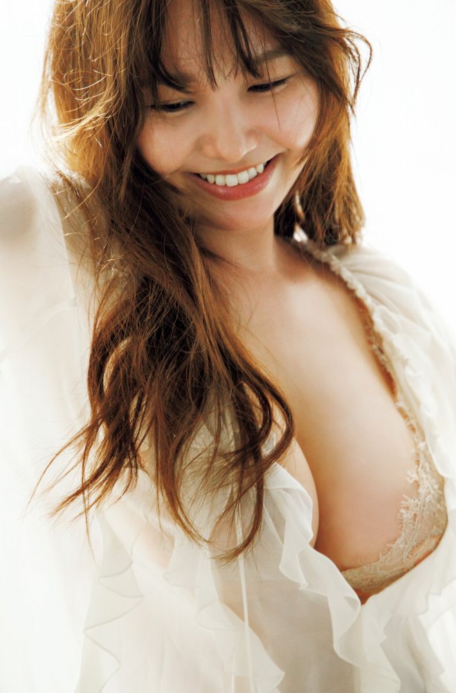 本郷柚巴 まぶしいボインの水着グラビア画像！