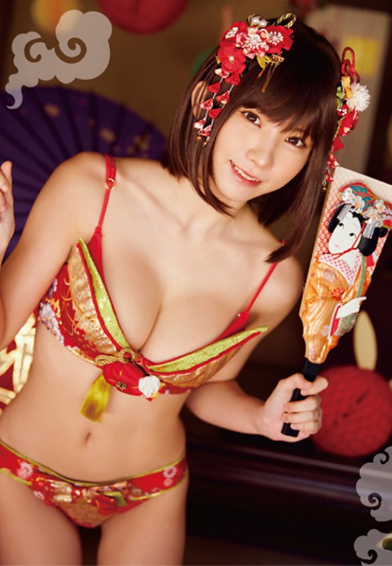 えなこ 過去のグラビア画像