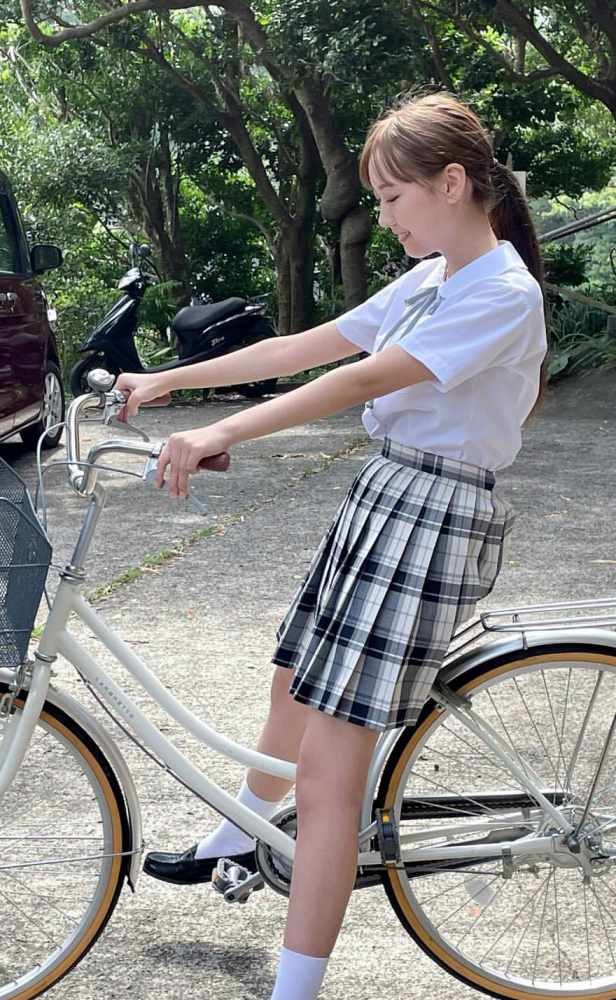 須羽こころ ふわふわバストの水着グラビア画像！