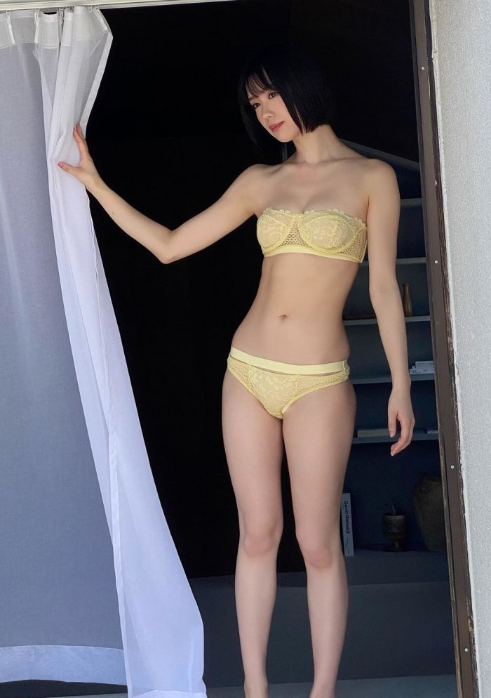 あらた唯 スタイル抜群の水着グラビア画像！