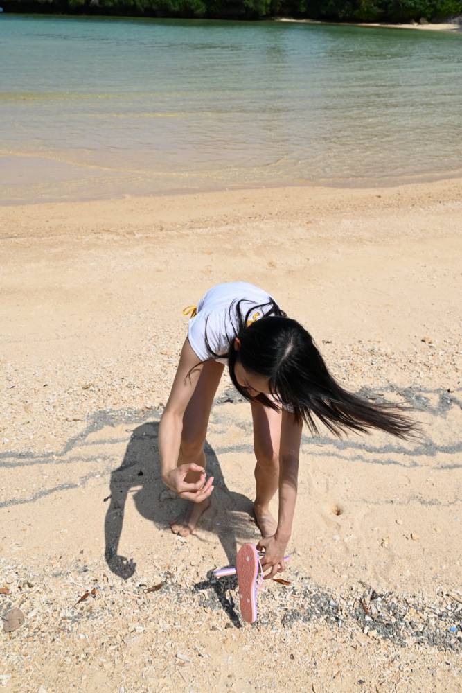 相沢菜々子 スタイル抜群な水着グラビア画像！