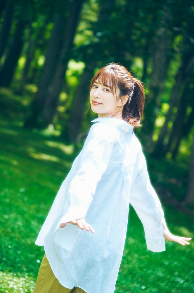 雪平莉左 グラマラス美女の水着グラビア画像！