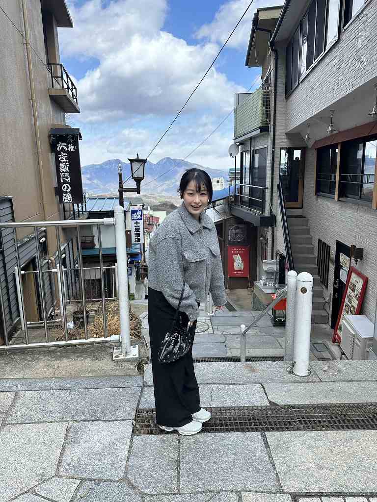 髙野真央 Gカップボインの水着グラビア画像！