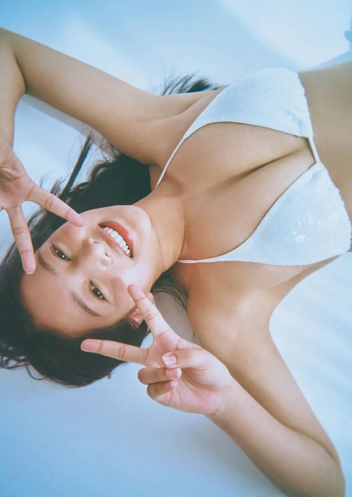 虹咲カリナ けっこう巨乳な水着グラビア画像！