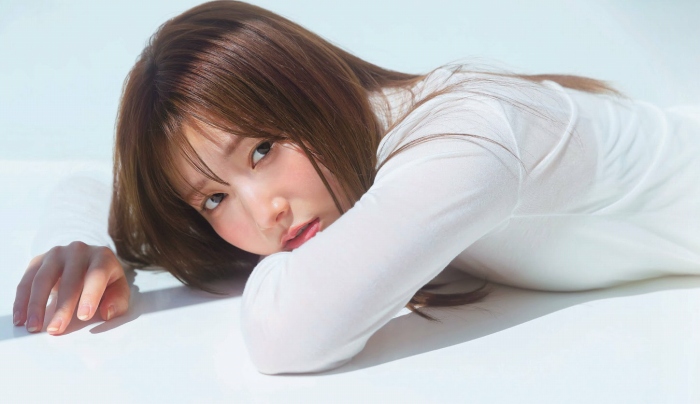 青山なぎさ 激かわな生脚＆タンクトップ画像！