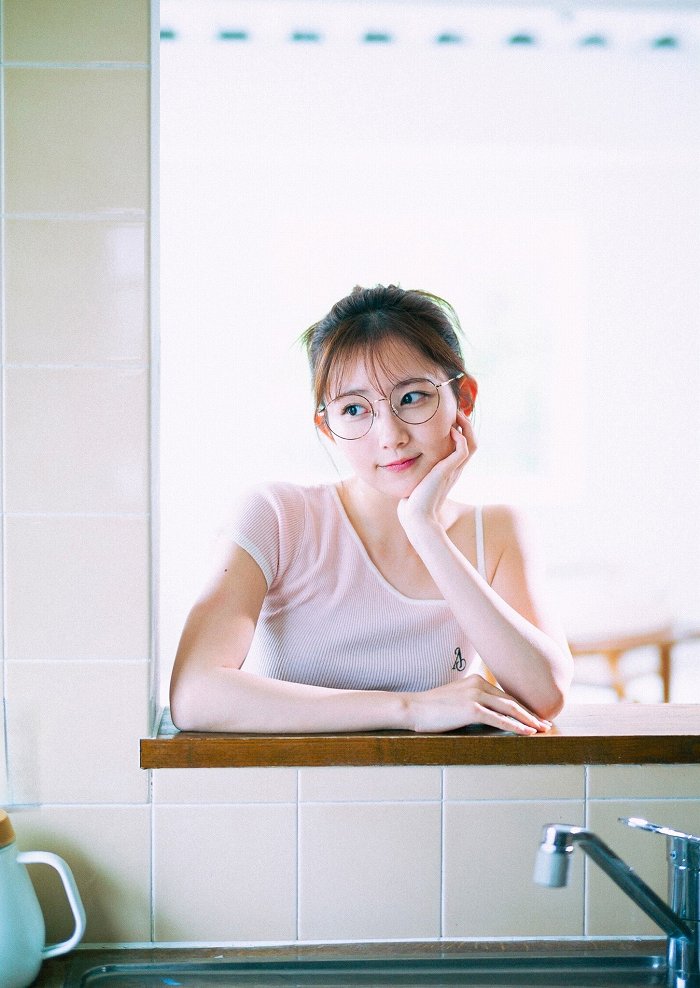 青山なぎさ 激かわな生脚＆タンクトップ画像！