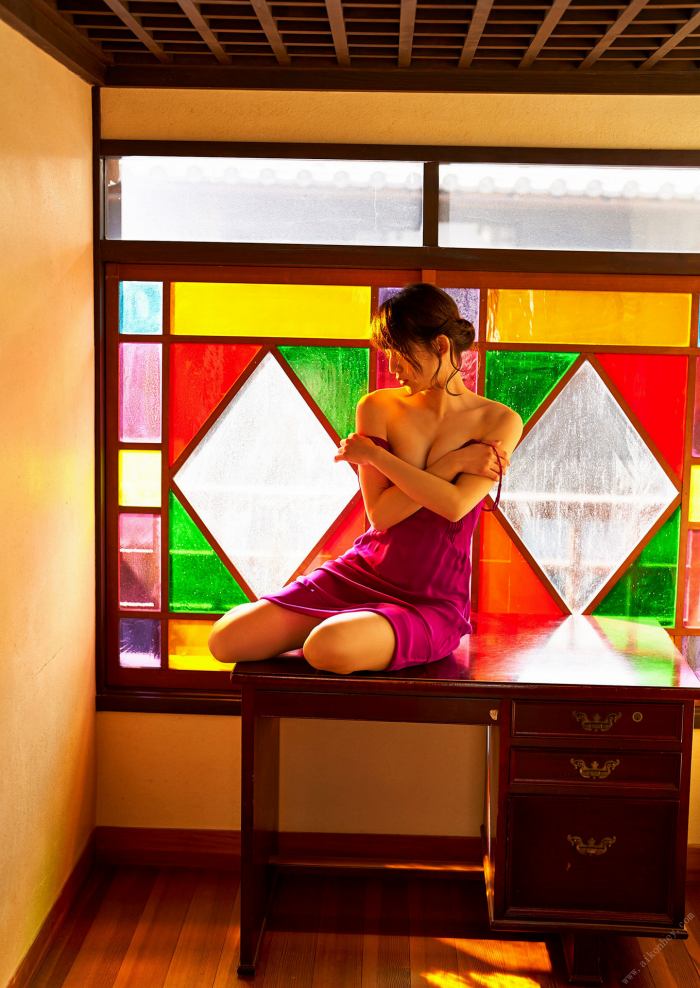 浅川梨奈 もっこりおっぱい水着グラビア画像！