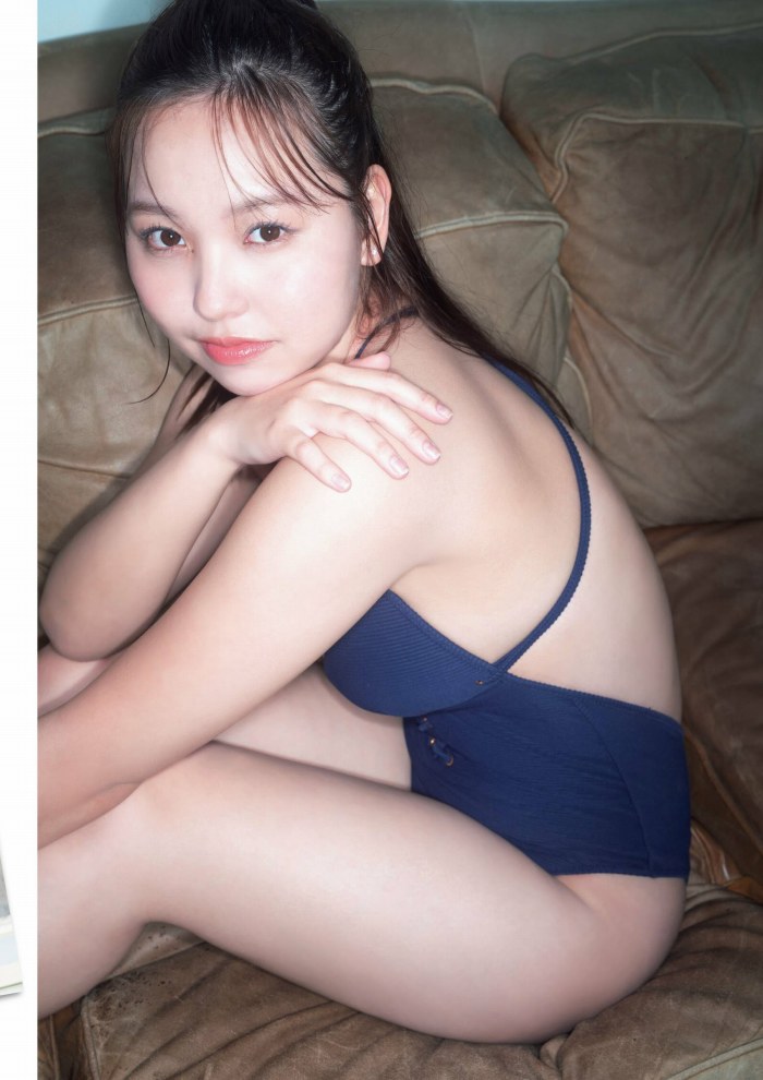 本郷柚巴 まぶしいボインの水着グラビア画像！