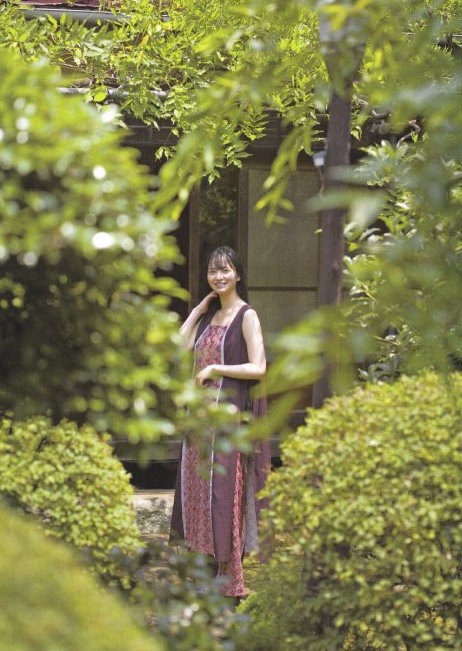 金川紗耶 美脚でスタイルが凄いグラビア画像！