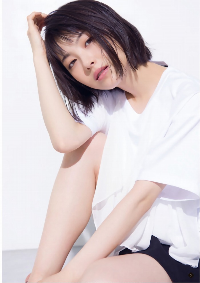 浜辺美波 鬼かわな水着＆浴衣グラビア画像！