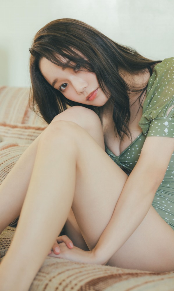 青戸しの Fカップボインな水着グラビア画像！