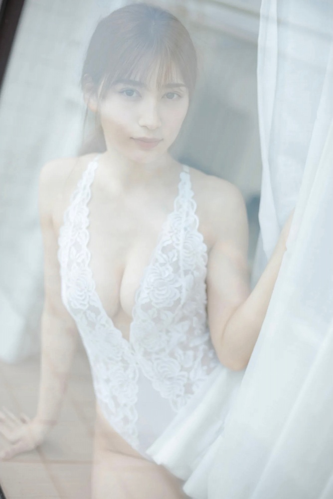 雪平莉左 グラマラス美女の水着グラビア画像！