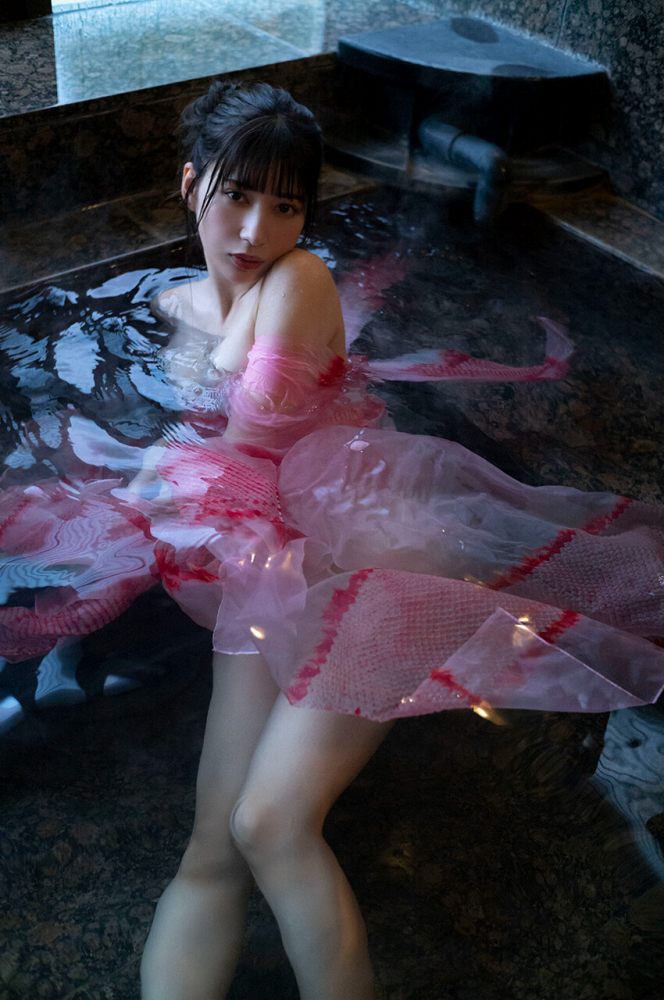 雪平莉左 グラマラス美女の水着グラビア画像！