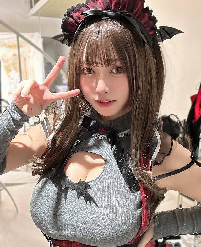 小倉あずさ 巨乳レイヤーの水着グラビア画像！