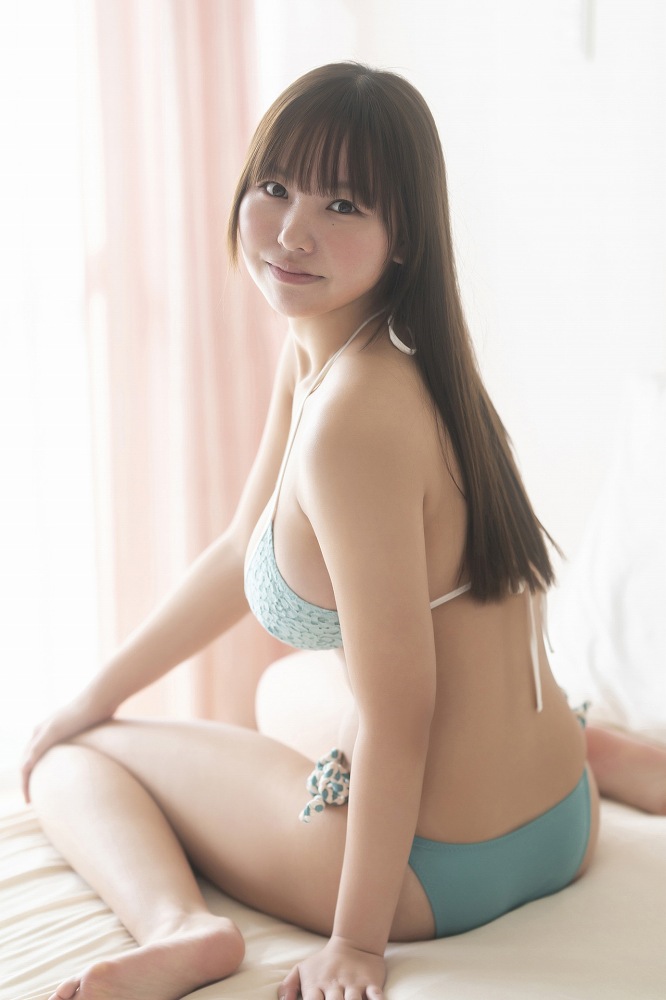 本郷柚巴 まぶしいボインの水着グラビア画像！